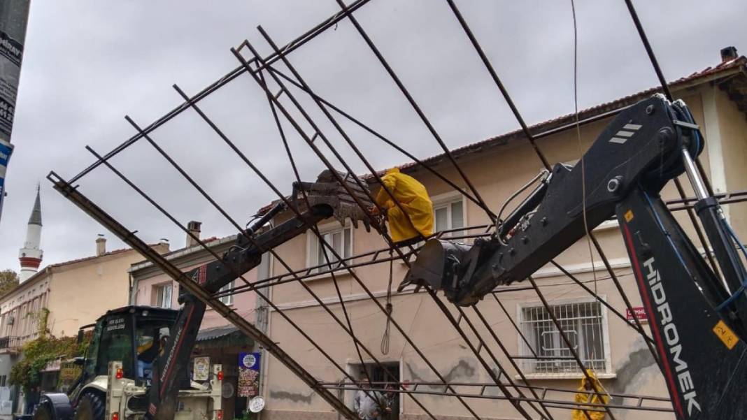 Balıkesir’i fırtına vurdu, çatılar uçtu 3